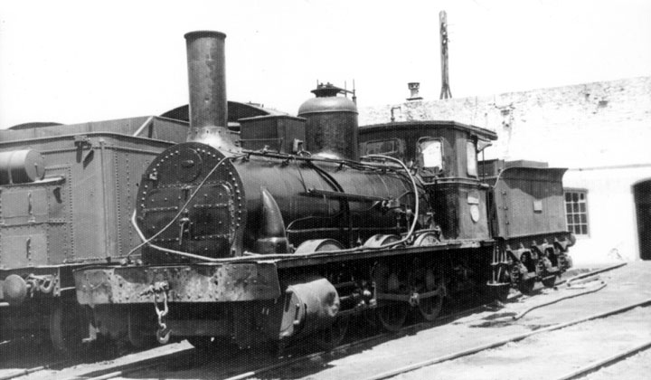 Locomotora de vapor 030-2350, ex MZA 374-399, construida por la Societé Forges et Ateliers du Creusot. Archivo Histórico Ferroviario FA-0159-011