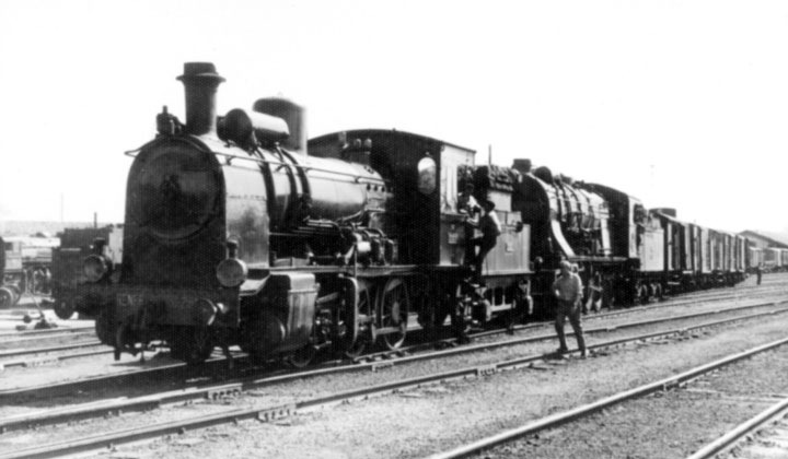 Locomotoras de vapor 030-2564 y 240-2207 en doble tracción por cabeza ex Compañía de los Ferrocarriles del Oeste de España 411-422 y 1000. Archivo Histórico Ferroviario FA-0159-015