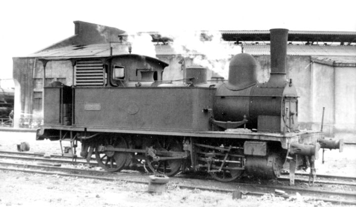 Locomotora de vapor 030-0219, ex Compañía del Ferrocarril de Torralba a Soria 30-34, detenida en la estación de Miranda de Ebro. Archivo Histórico Ferroviario FA-0159-029