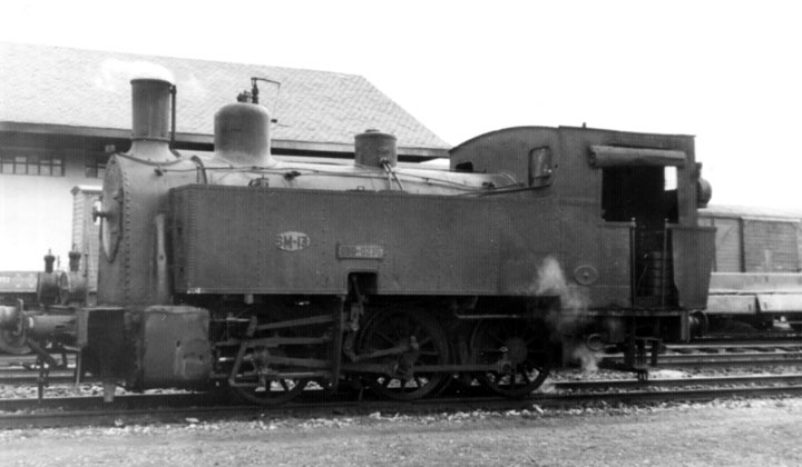 Locomotora de vapor 030-0236, ex Compañía del Ferrocarril Santander-Mediterráneo 12-15, detenida en la estación de Soria. Archivo Histórico Ferroviario FA-0159-071