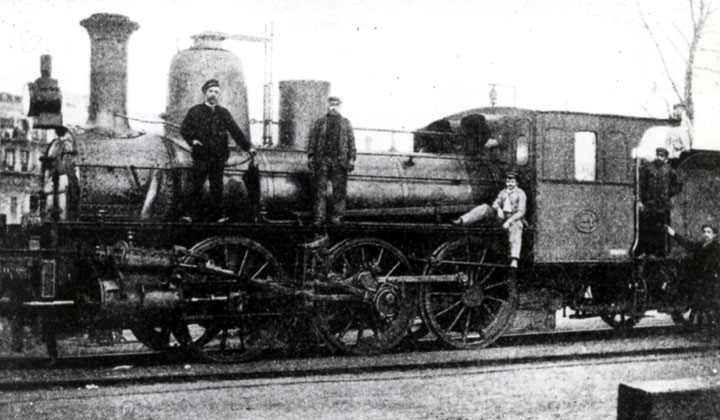 Locomotora de vapor 030 de MZA en la estación de Atocha de Madrid. Archivo Histórico Ferroviario FF-1233