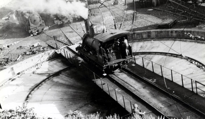 Locomotora RENFE 030 - 2147 maniobrando sobre puente giratorio en el depósito de Príncipe Pío. Archivo Histórico Ferroviario FF-1172