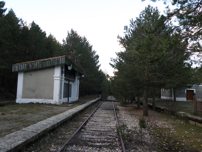 El andén lateral conserva aún el pequeño refugio donde los viajeros esperaban la llegada de su tren.