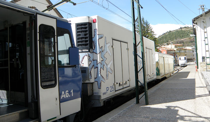 El electrotrén Beh-4/8 en la estación de Ribes-Vila desacoplando el material de mercancias de la línea: el vagón frigorífico P-25 y el vagón frigorífico 01