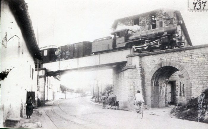 Un tren del Plazaola cruza sobre la primitiva carretera nacional 1 en Lasarte. Archivo EuskoTren/Museo Vasco del Ferrocarril