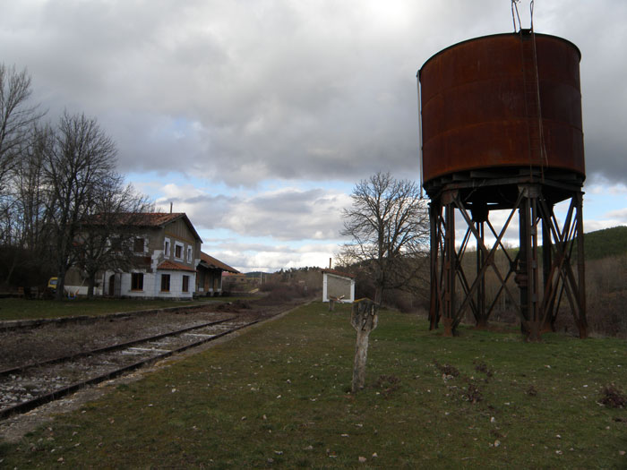 Vista del conjunto de la estación desde su lado sur, presidido por la mole del depósito de agua.
