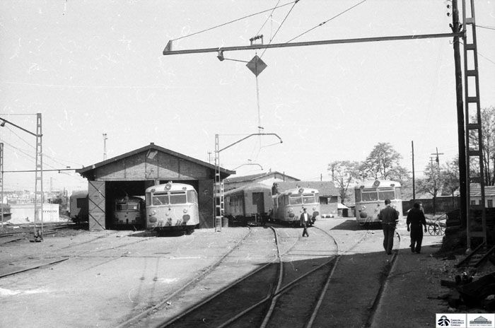 1964. Automotores disel de la serie 591 de RENFE, conocidos como ferrobuses, en el depsito de Madrid  Atocha. (1964). Foto Juan Bautista Cabrera Prez-Caballero. Archivo Histrico Ferroviario.