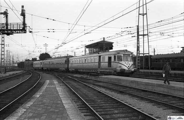 1972. Automotor disel TAF de la serie 595 de RENFE en la estacin de Madrid  Atocha. (1972). Foto Juan Bautista Cabrera Prez-Caballero. Archivo Histrico Ferroviario.
