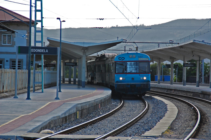 Un automotor portugués Soferame en la estación de Redondela, de donde parte el ramal hacia Vigo.