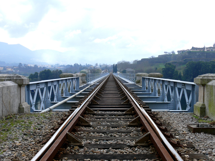 La vía enfilando la frontera hacia Portugal en el puente internacional.  Foto A.Rial Tobías.