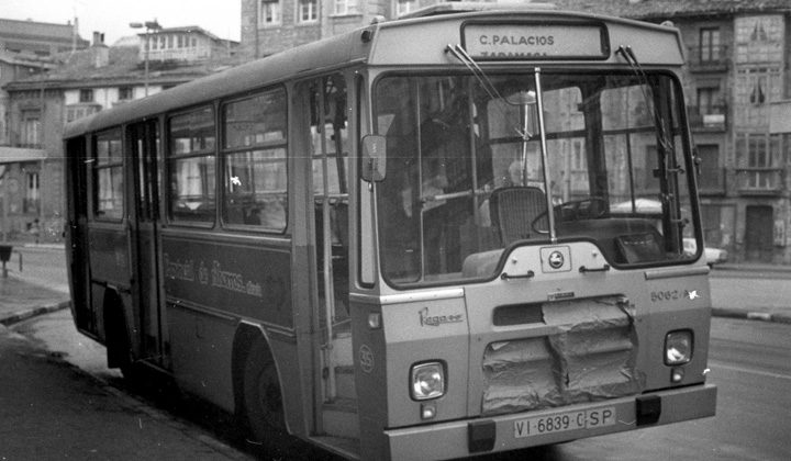 La empresa municipal TUVISA gestiona desde 1967 los autobuses urbanos de Vitoria. En la imagen, un autobús Pegaso fotografiado en 1975 por Xavier Guimerá en la línea de Abechuco.