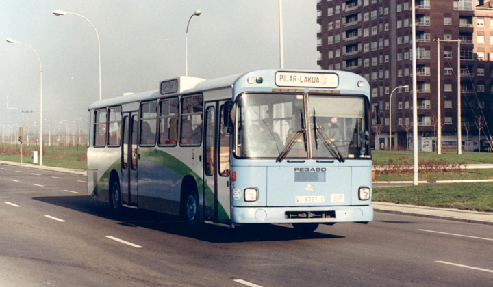 El último modelo de autobús Pegaso adquirido por Tuvisa fue el 6420. En la imagen, uno de estos vehículos cubriendo la línea Pilar-Lakua fotografiado en 1989 por Javier Vivanco.