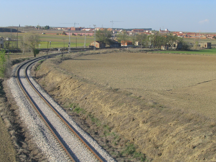 La vía de la cementera en sus primeros metros desde la estación de Villaluenga-Yuncler.