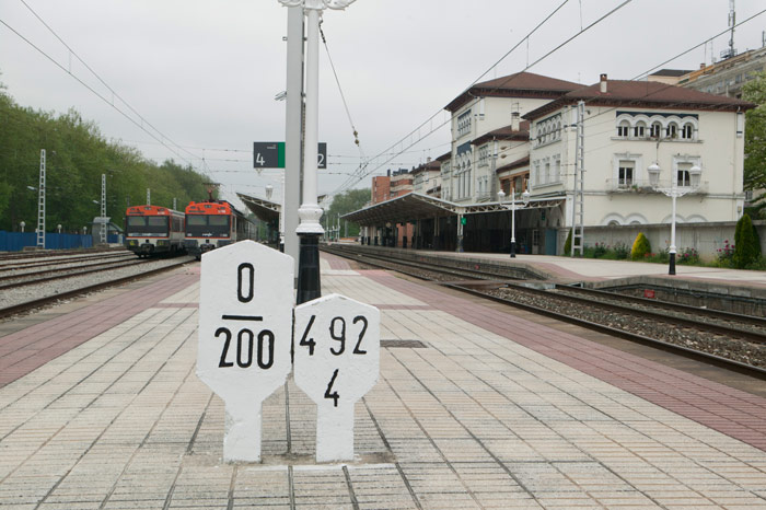 Postes hectométricos y de rasanta en el andén central de la estación