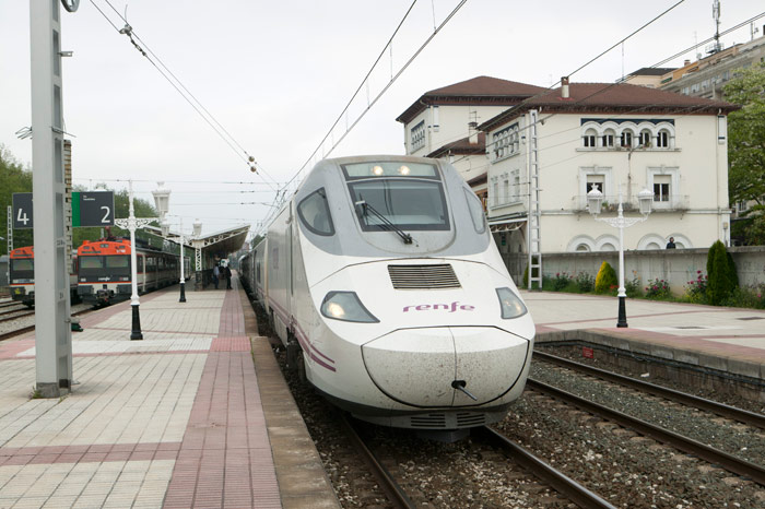 Un tren Alvia de los que cubren servicio de Madrid a Bilbao y Hendaya usando desde Valladolid a Madrid el tramo de alta velocidad