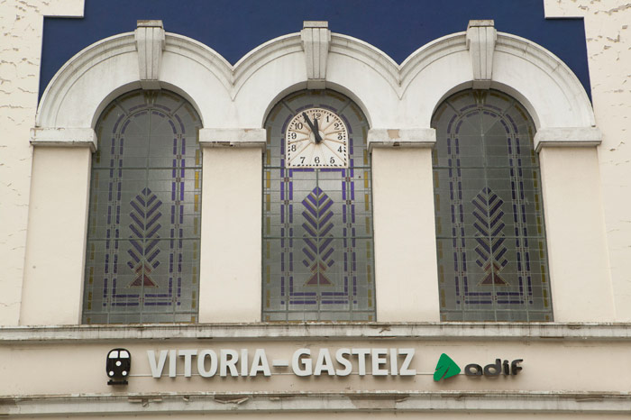 Detalle de ventanas y reloj en la fachada principal de la estación.