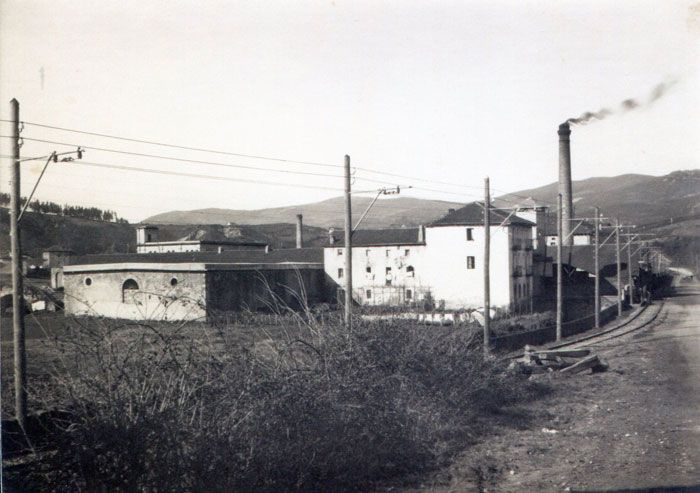 Vista de la vía del tranvía a su paso por Usánsolo. Archivo EuskoTren/Museo Vasco del Ferrocarril