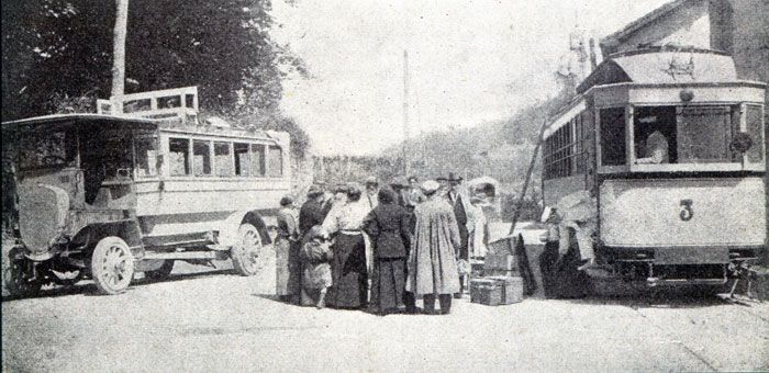 La inauguración del tranvía permitió establecer un servicio combinado con autobuses que mejoraron la comunicación entre Bilbao y Vitoria. Archivo EuskoTren/Museo Vasco del Ferrocarril
