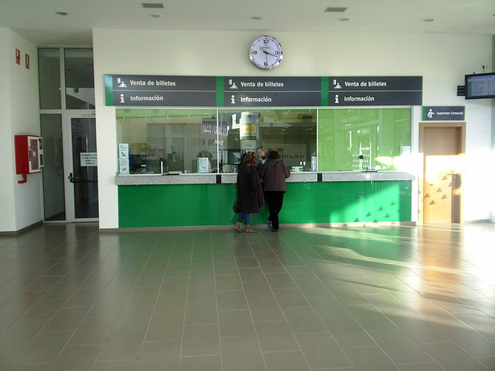 Vestíbulo y venta de billetes en la estación provisional, inaugurada el 29 de abril de 2010  y que da servicio al tráfico ferrroviario mientras se realizan las obras de soterramiento de vías y de la nueva estación