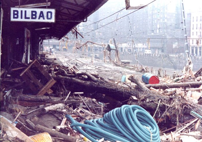 Las trágicas inundaciones de 1983 provocaron grandes daños en la estación de Atxuri. Archivo EuskoTren/Museo Vasco del Ferrocarril
