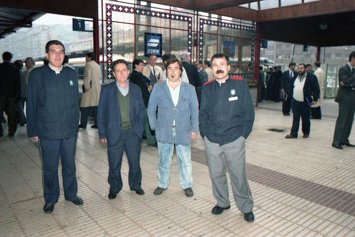 Varios ferroviarios posan ante la cámara en los andenes de la estación de Atxuri. Archivo EuskoTren/Museo Vasco del Ferrocarril
