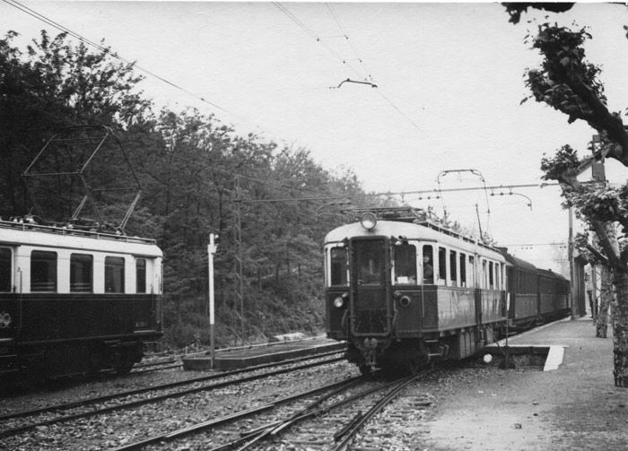 Cruce de dos automotores Ganz largos en la estación de Euba. Archivo EuskoTren/Museo Vasco del Ferrocarril. 