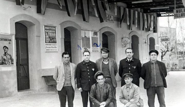 Estación de Nules-Villavieja en la inauguración del TER Madrid-Castellón. Agachados, un obrero de Vía y Obras y el guardabarreras "Grillo" (1969). Archivo Histórico Ferroviario FF-1232