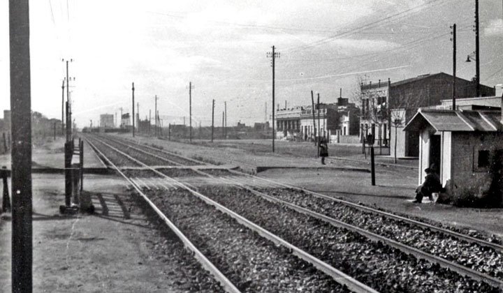 Línea de Barcelona-Término a Massanet-Massanas (vía Mataró). Vista general del apeadero de San Adrián, lado Badalona, antes de la electrificación (1940). Archivo Histórico Ferroviario SE-IF-0347