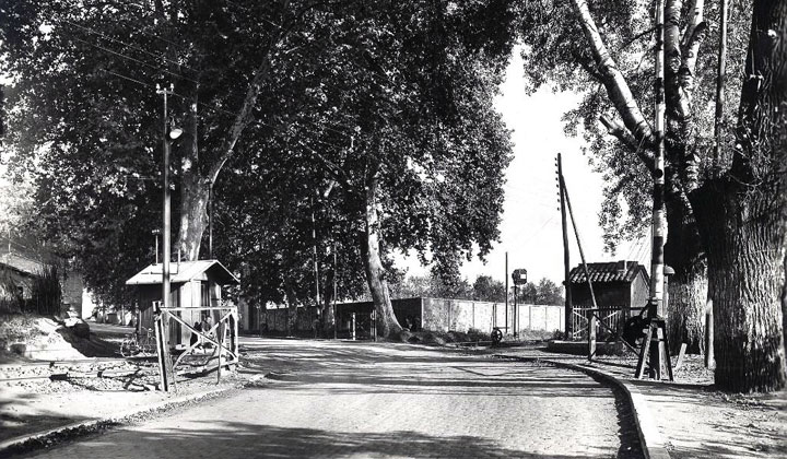 Línea de Barcelona-Vilanova a Alsasua, estación de Lérida. Paso a nivel con la carretera de Grañena. Barrera "de puerta" (1950). Archivo Histórico Ferroviario SE-IF-0835