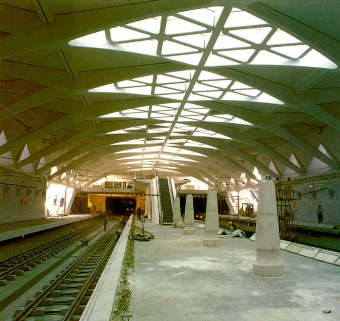 Andén central de la nueva estación de Alameda de FGV en Valencia, iluminado con luz natural. Imagen de las obars tomada en 1995.