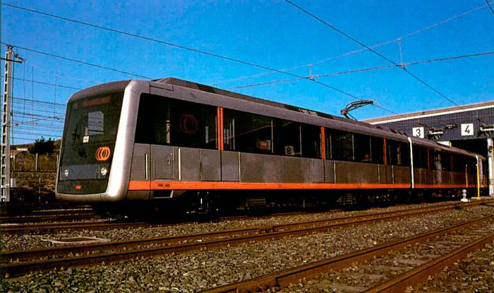 Metro de Bilbao empezó a circular en 1995. Imagen de una unidad 500 con composición de cuatro coches motores, dos de ellos con cabina.