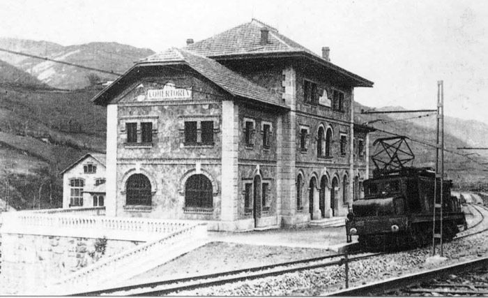 Locomotora 6100 junto a la estación de la Cobertoria, en plena rampa de Pajares en los años 30 del siglo pasado.