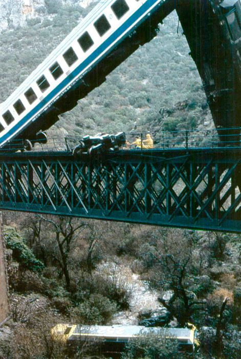 Un accidente en Despeñaperros, ocurrido en diciembre de 1995,  dejó fuera de servicio la 252-054.