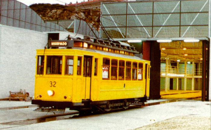 Los tranvías se han restaurado respetando sus antiguos colores. Tranvía turístico de La Coruña. En 1997
