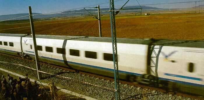 En 1998, entre el kilmetro 105 y 108 de la lnea de alta velocidad Madrid a Sevilla, el AVE alcanz los 351 km/h con un desarrollo espaol de catenaria de Semi, Cobra y Elecnor.