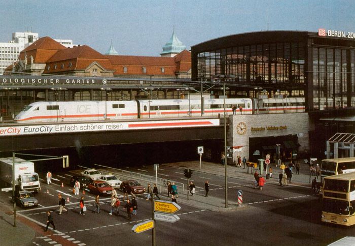 Inaugurada en 1999 en Alemania la lnea de alta velocidad Hannover- Berln. Imagen del tren ICE, cerca del Zoolgico de Berln.