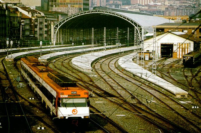 Tren de cercanas a la salida de la estacin de Bilbao Abando en 1999.