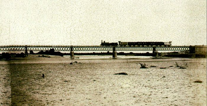 Foto histrica del primitivo puente de hierro sobre el ro Ebro en Castejn.