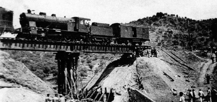 Locomotora 1100 de MZA utilizada en 1938 para hacer la prueba de carga de un puente provisional de la lnea de Mrida a Los Rosales.