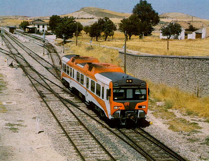 Unidad 596 para servicios regionales en Moreda de la lnea Granada-Almera en una imagen de 2000.