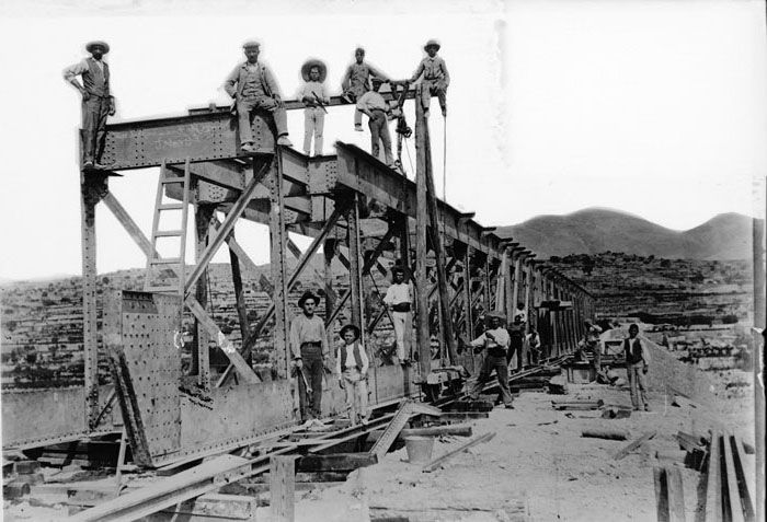 Montaje de los tramos metálicos del puente de Santa Ana en la línea de vía estrecha de Alicante a Villajoyosa y Denia. Imagen de 1914. Foto Archivo Histórico Ferroviario