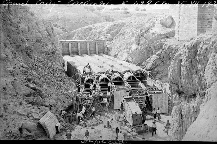 Hormigonado de los tubos del puente Carricalejo de la línea Chinchilla-Cartagena. Imagen de 1924. Foto Archivo Histórico Ferroviario