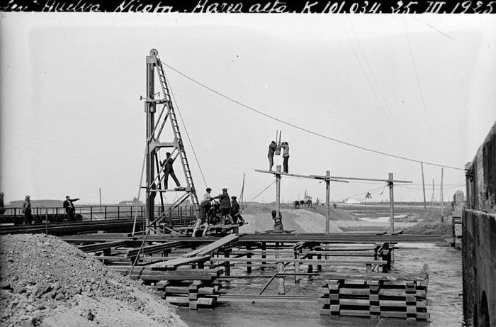 Vista de la marea alta durante la construcción del puente Nicoba nuevo en el p.k. 101/034 de la línea Sevilla-Huelva.  Imagen tomada en 1925. Foto Archivo Histórico Ferroviario