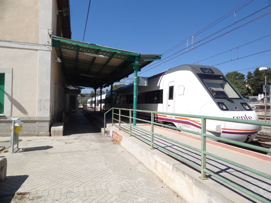 Tren MD destino Vitoria en la estación de Navalperal de Pinares (Ávila)